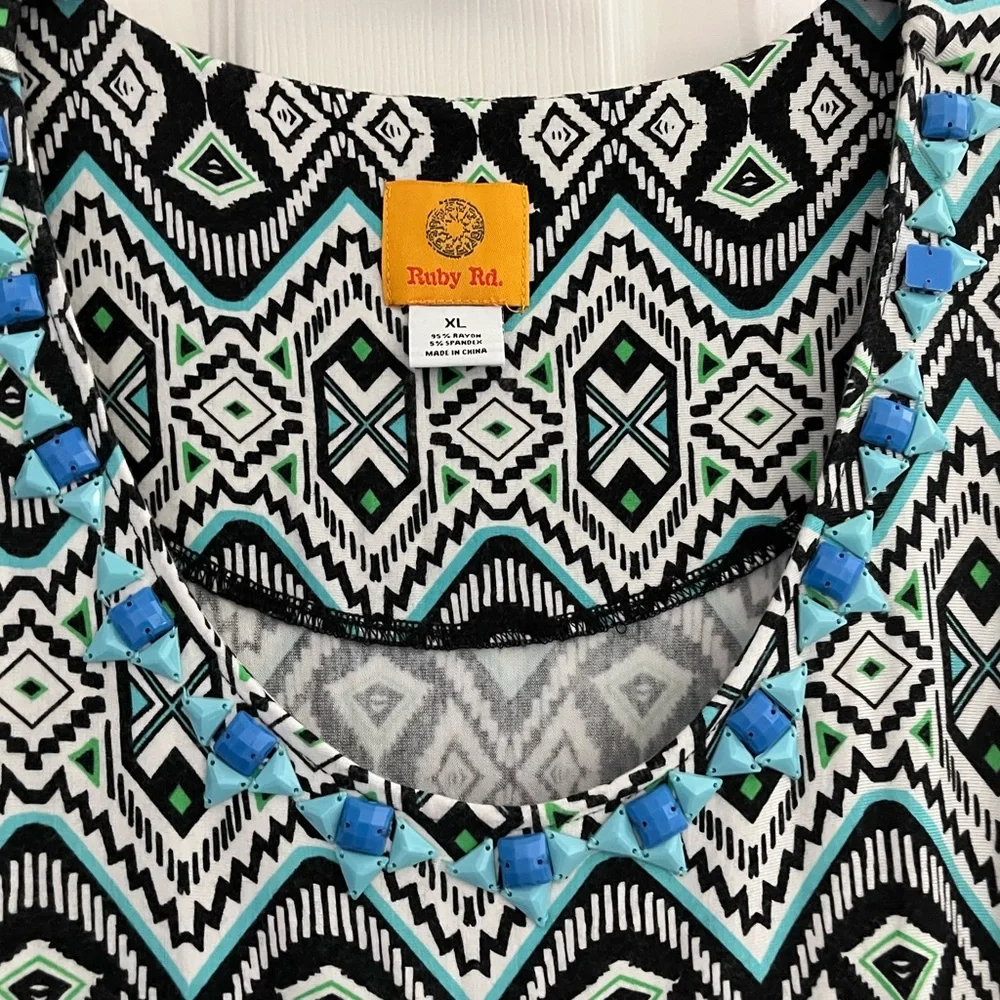 🌟🌟 EUC Ruby Rd. Top! - Picture 2 of 4